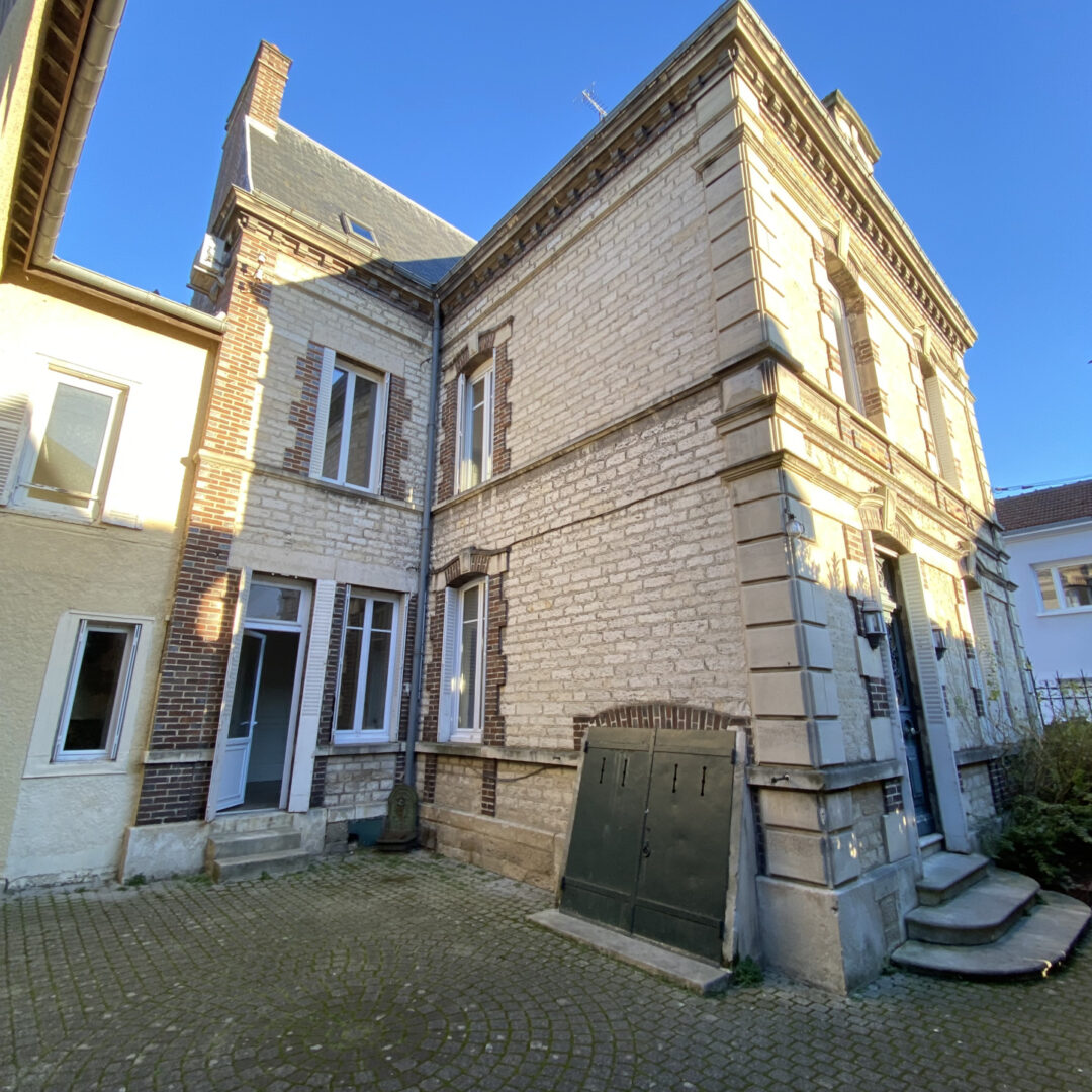 Vente Belle maison bourgeoise T8 avec cour de 90m2